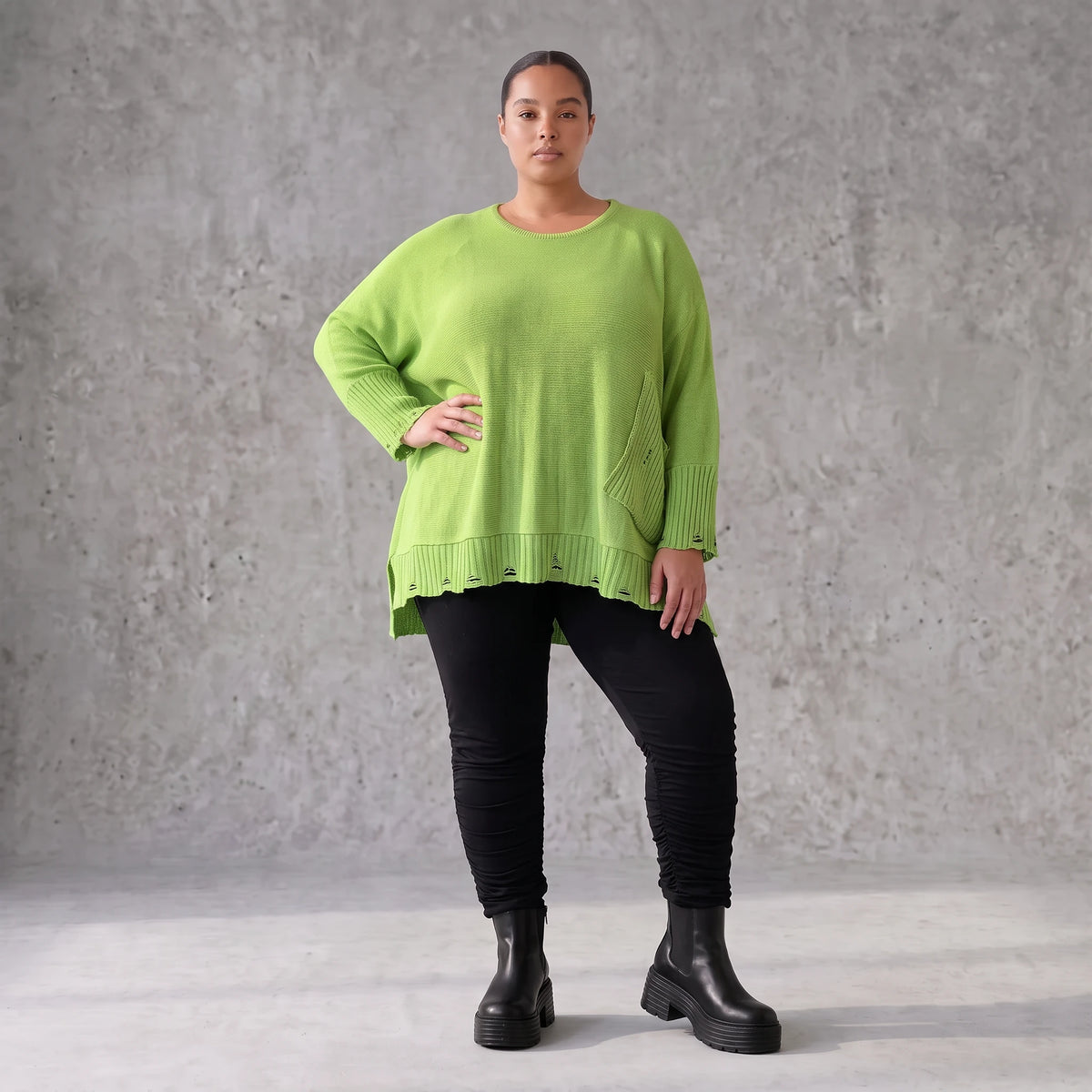 Strickshirt in Matchagrün mit Destroyedlook A-Linie Langarm und aufgesetzten Taschen