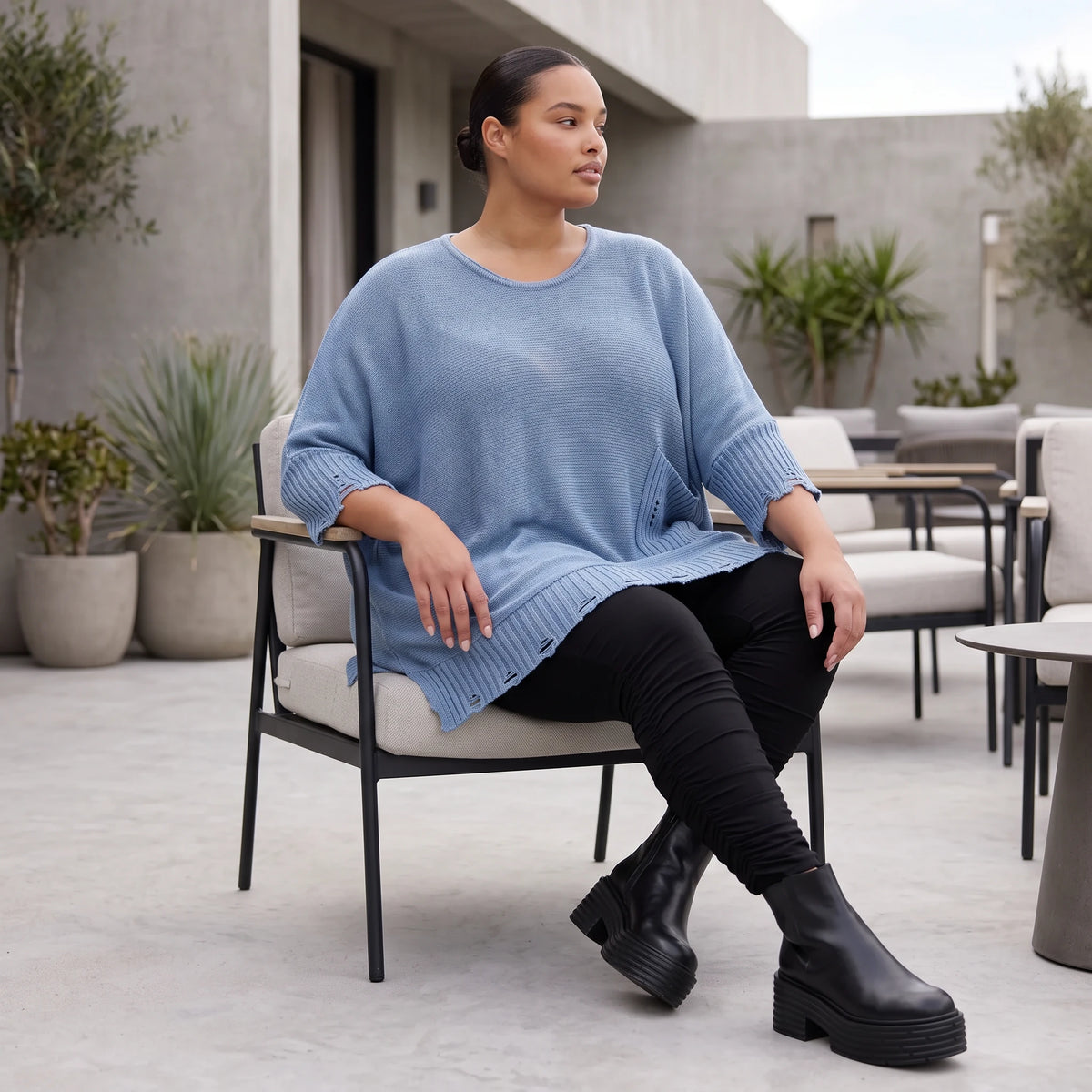 Strickpullover in Jeansblau mit Destroyed Optik A-Linie Rundhalsausschnitt Taschen Langarm