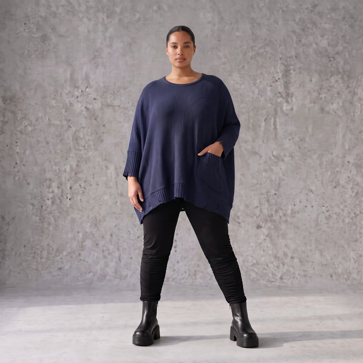 Strickshirt in A-Linie mit Rundhalsausschnitt Destroyedoptik und aufgesetzten Taschen
