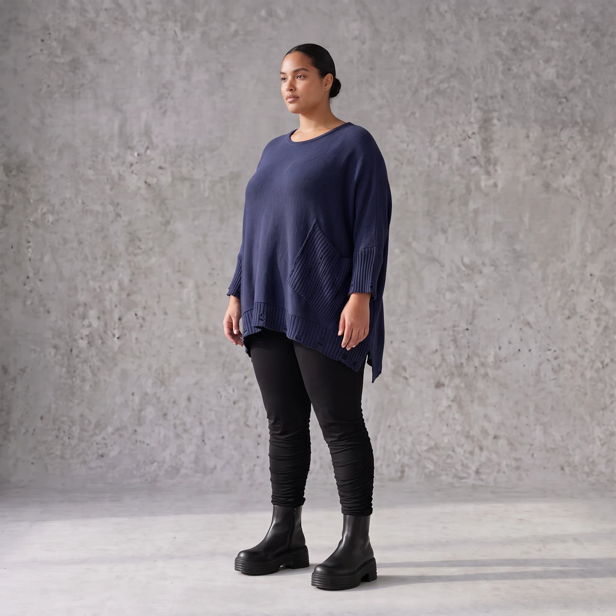 Strickshirt in A-Linie mit Rundhalsausschnitt Destroyedoptik und aufgesetzten Taschen