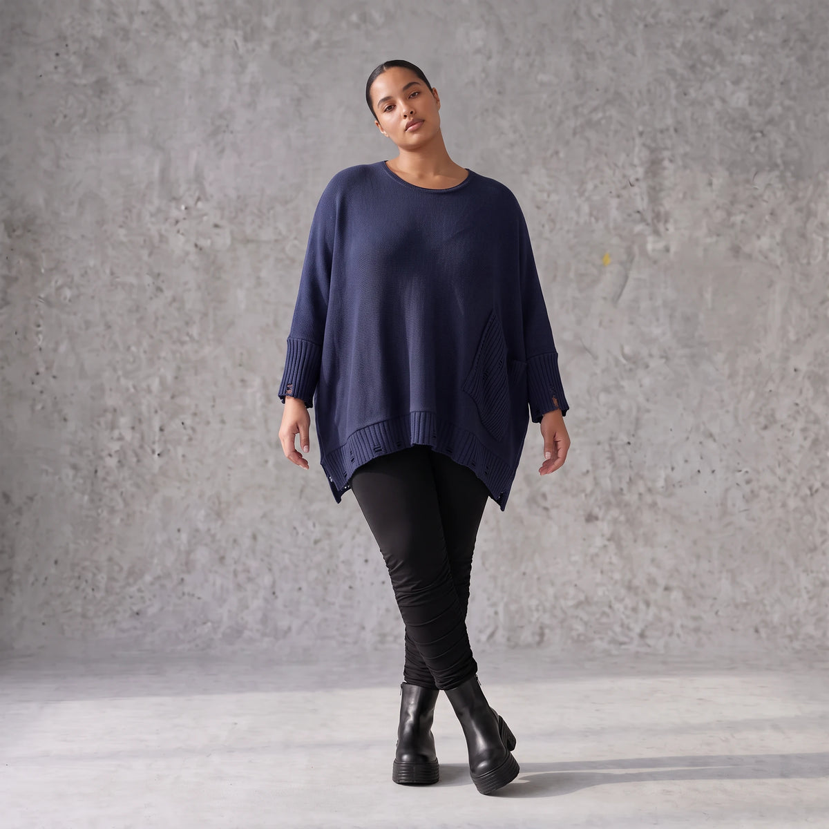 Strickshirt in A-Linie mit Rundhalsausschnitt Destroyedoptik und aufgesetzten Taschen