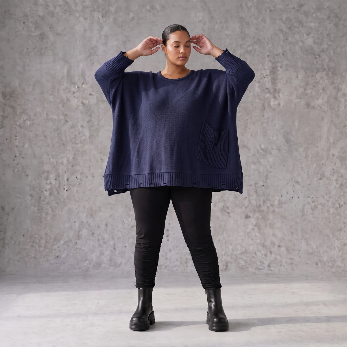 Strickshirt in A-Linie mit Rundhalsausschnitt Destroyedoptik und aufgesetzten Taschen