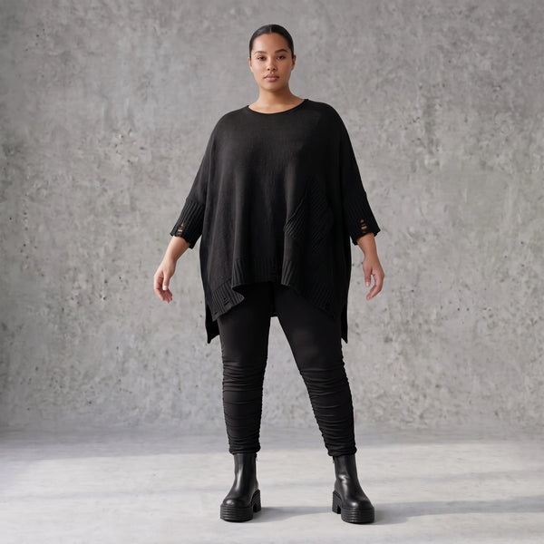 Warmes schwarzes Strickshirt in A-Linie mit Stretch und Destroyedoptik für Winterlooks