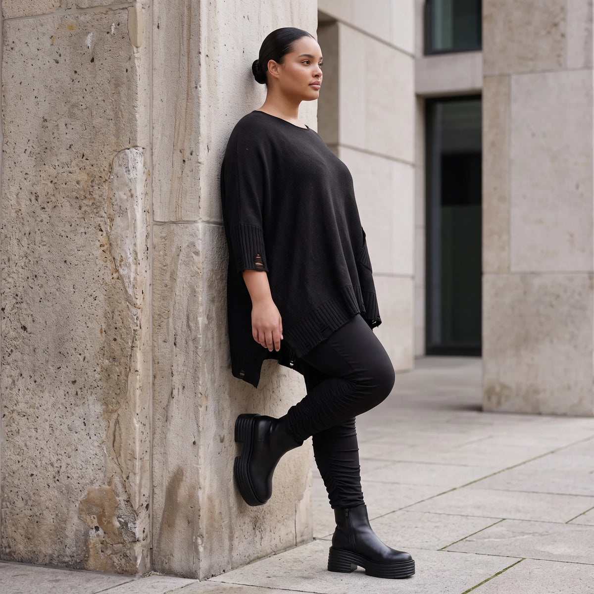 Warmes schwarzes Strickshirt in A-Linie mit Stretch und Destroyedoptik für Winterlooks