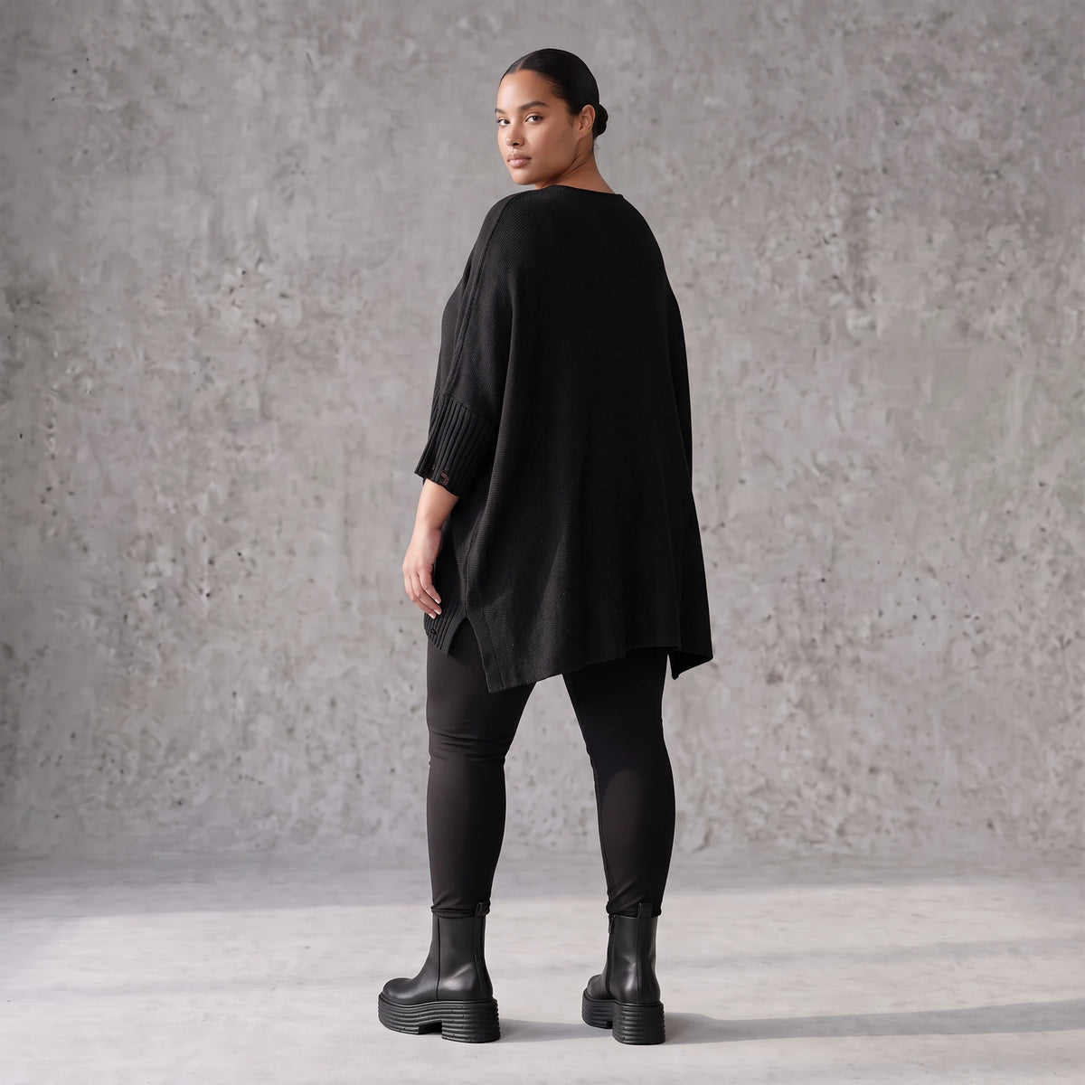 Warmes schwarzes Strickshirt in A-Linie mit Stretch und Destroyedoptik für Winterlooks