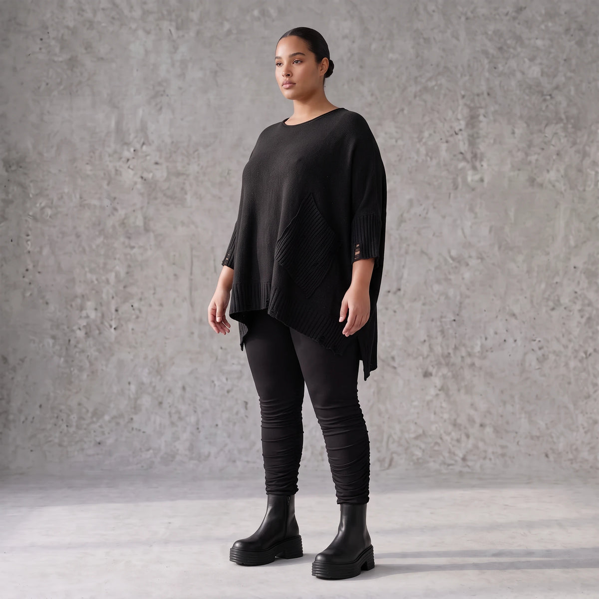 Warmes schwarzes Strickshirt in A-Linie mit Stretch und Destroyedoptik für Winterlooks