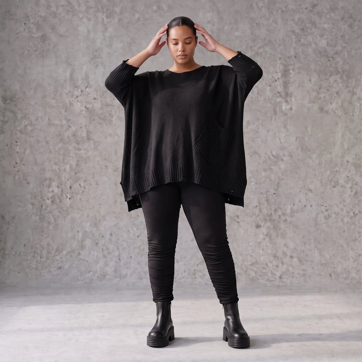 Warmes schwarzes Strickshirt in A-Linie mit Stretch und Destroyedoptik für Winterlooks