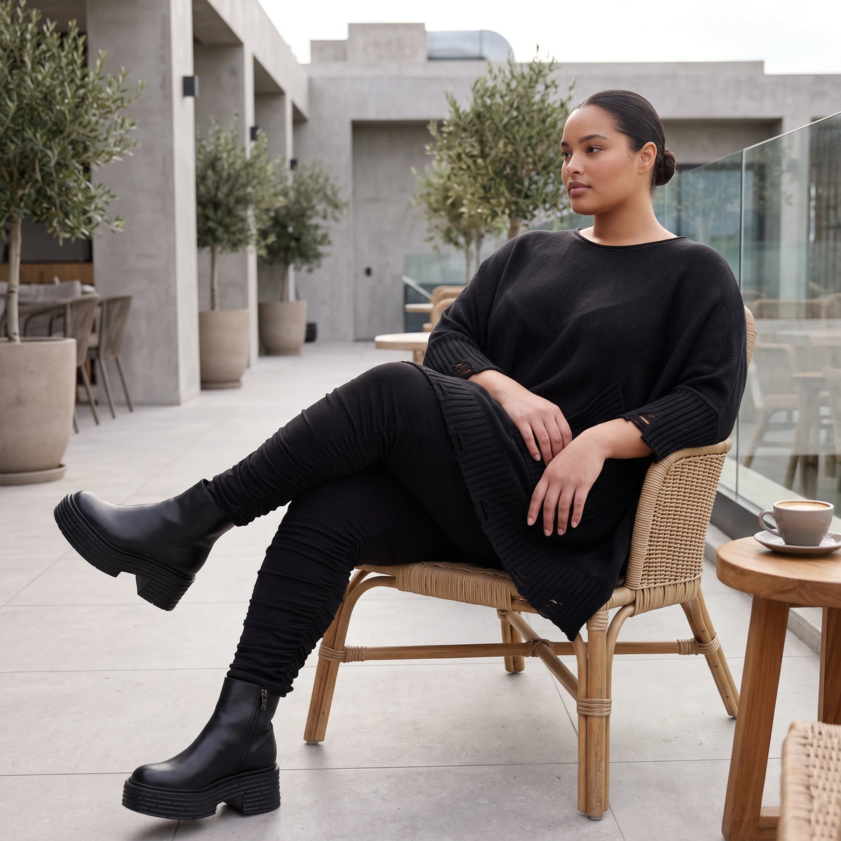 Warmes schwarzes Strickshirt in A-Linie mit Stretch und Destroyedoptik für Winterlooks