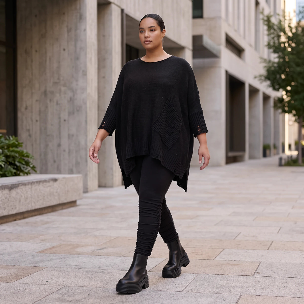 Warmes schwarzes Strickshirt in A-Linie mit Stretch und Destroyedoptik für Winterlooks