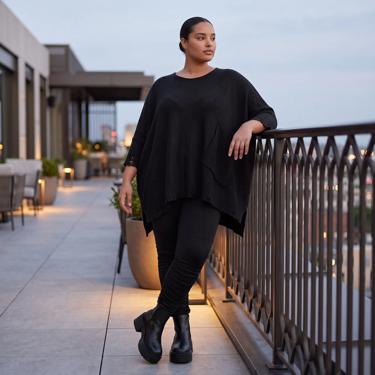 Warmes schwarzes Strickshirt in A-Linie mit Stretch und Destroyedoptik für Winterlooks