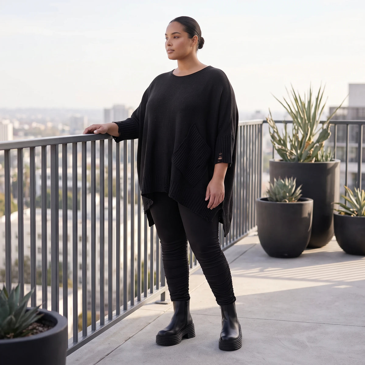 Warmes schwarzes Strickshirt in A-Linie mit Stretch und Destroyedoptik für Winterlooks