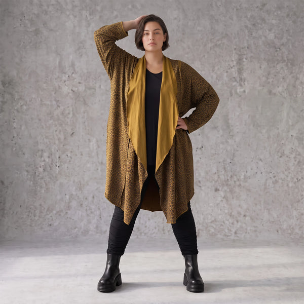 Cardigan in Camel aus feinem French Terry mit Stehkragen in geradem Schnitt aus Italien