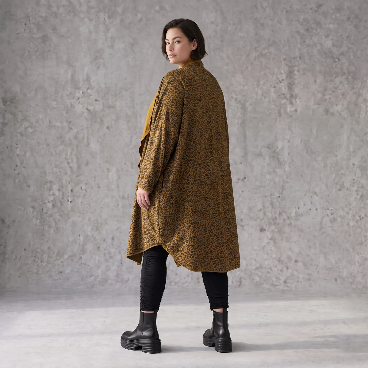 Cardigan in Camel aus feinem French Terry mit Stehkragen in geradem Schnitt aus Italien