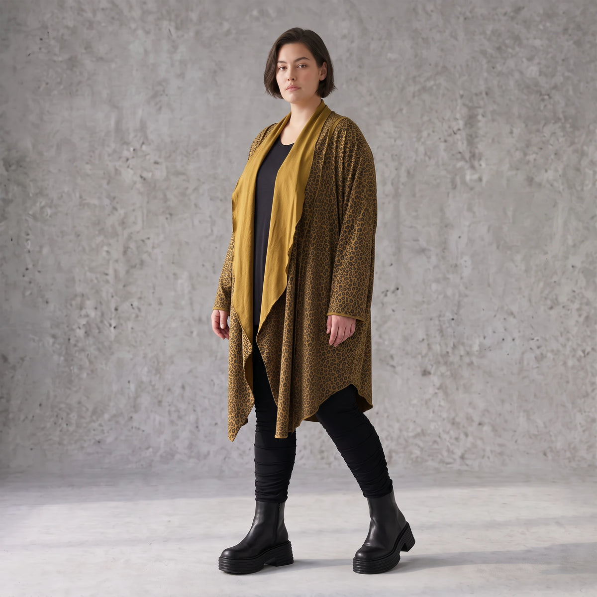 Cardigan in Camel aus feinem French Terry mit Stehkragen in geradem Schnitt aus Italien