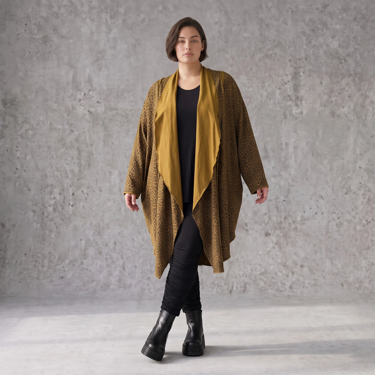 Cardigan in Camel aus feinem French Terry mit Stehkragen in geradem Schnitt aus Italien