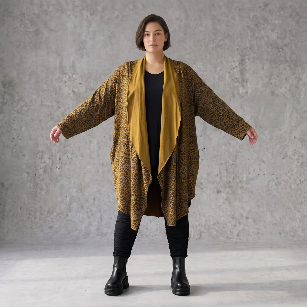 Cardigan in Camel aus feinem French Terry mit Stehkragen in geradem Schnitt aus Italien