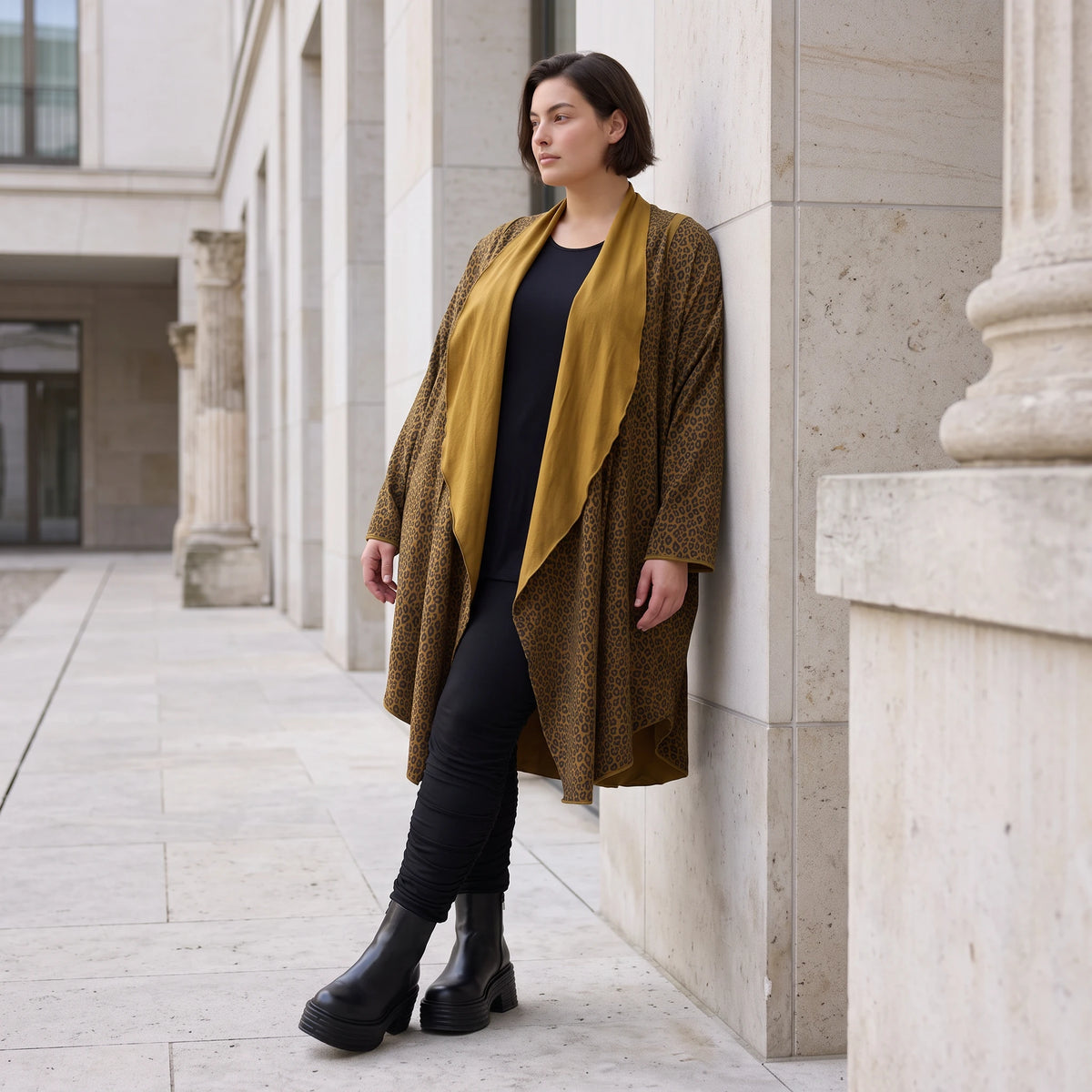 Cardigan in Camel aus feinem French Terry mit Stehkragen in geradem Schnitt aus Italien