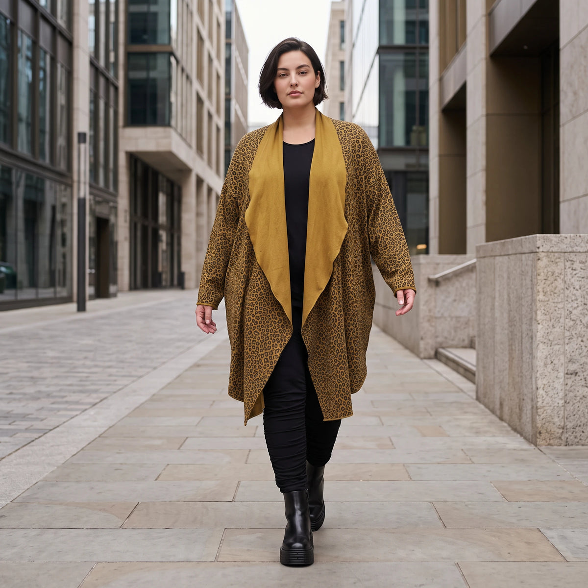 Cardigan in Camel aus feinem French Terry mit Stehkragen in geradem Schnitt aus Italien
