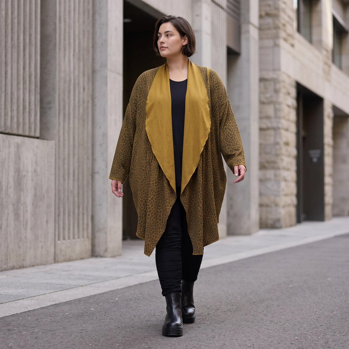 Cardigan in Camel aus feinem French Terry mit Stehkragen in geradem Schnitt aus Italien