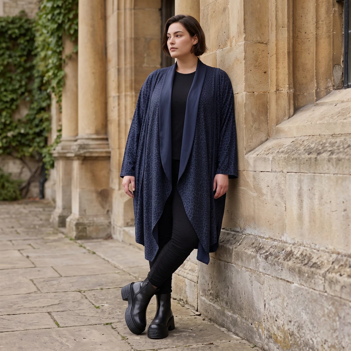 Cardigan aus weichem French Terry mit Stehkragen geradem Schnitt und Seitennahttaschen