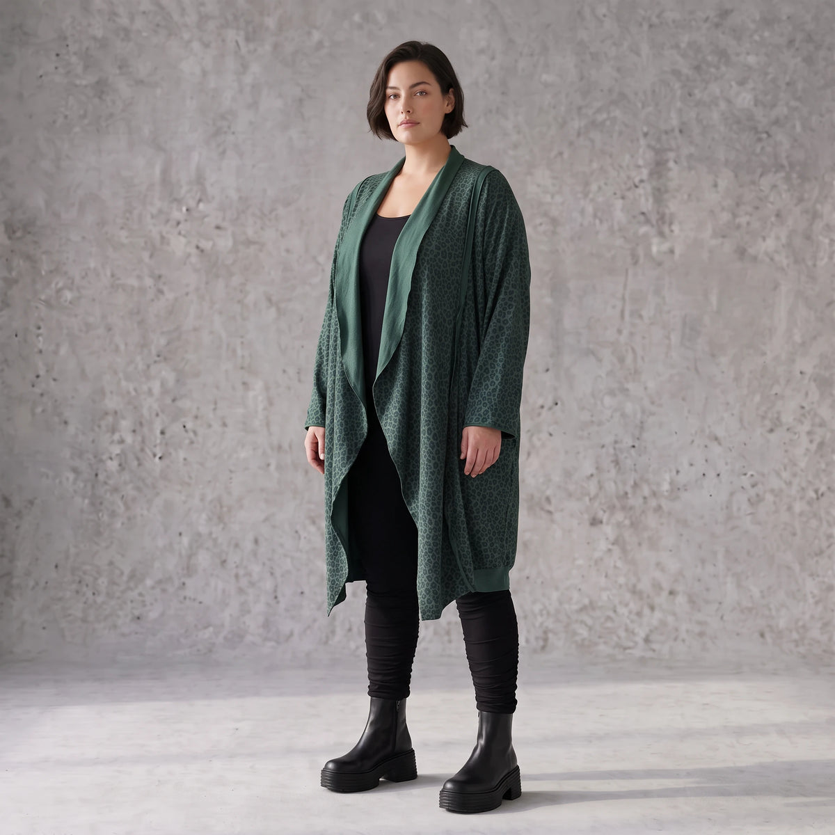 Cardigan aus French Terry mit Stehkragen Seitentaschen und Faltennaht in weicher Optik