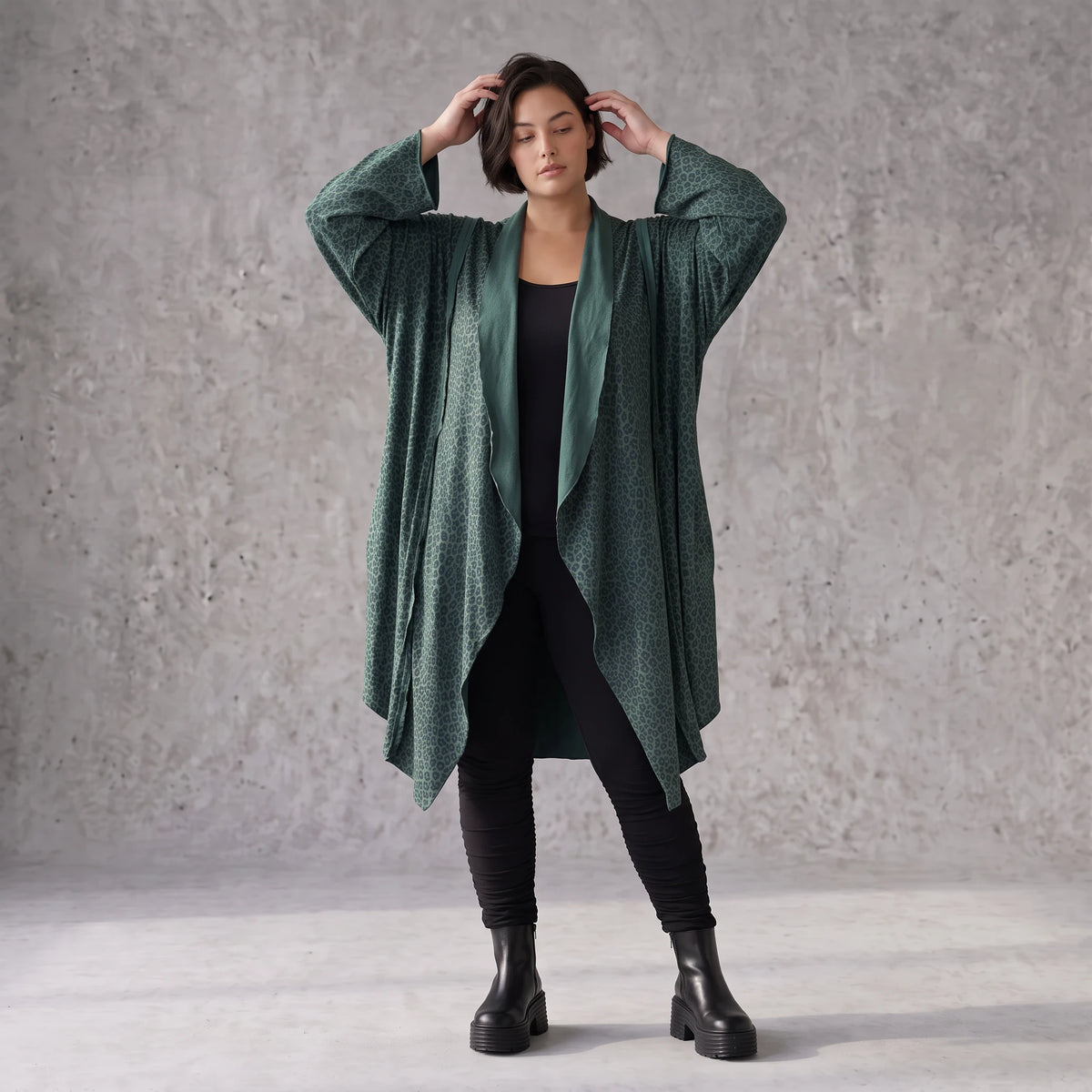 Cardigan aus French Terry mit Stehkragen Seitentaschen und Faltennaht in weicher Optik