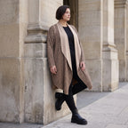 Langer Cardigan in Braun/Beige/Schwarz aus French Terry mit Stehkragen und Faltennaht