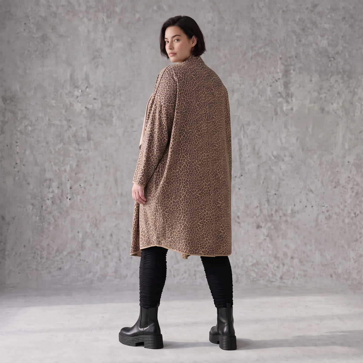 Langer Cardigan in Braun/Beige/Schwarz aus French Terry mit Stehkragen und Faltennaht