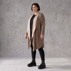 Langer Cardigan in Braun/Beige/Schwarz aus French Terry mit Stehkragen und Faltennaht