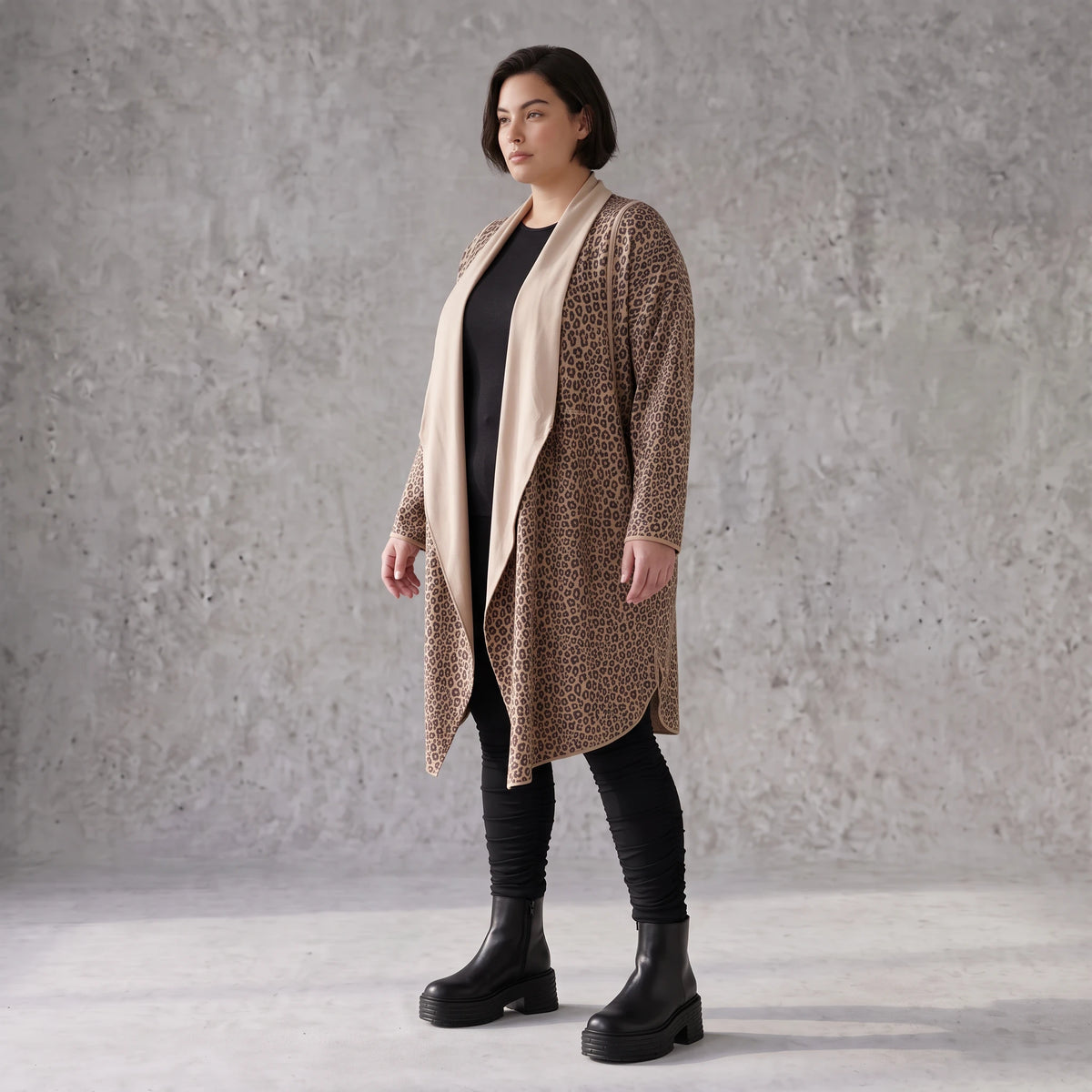 Langer Cardigan in Braun/Beige/Schwarz aus French Terry mit Stehkragen und Faltennaht