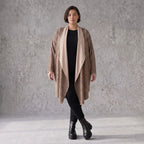 Langer Cardigan in Braun/Beige/Schwarz aus French Terry mit Stehkragen und Faltennaht