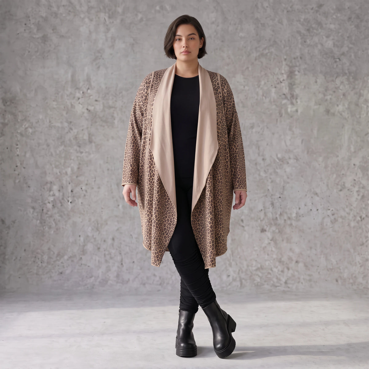 Langer Cardigan in Braun/Beige/Schwarz aus French Terry mit Stehkragen und Faltennaht