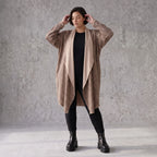 Langer Cardigan in Braun/Beige/Schwarz aus French Terry mit Stehkragen und Faltennaht