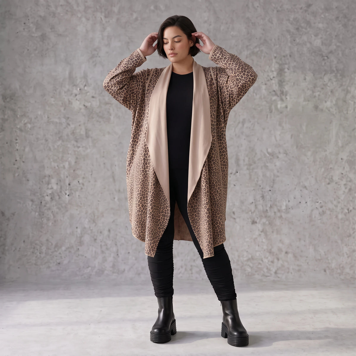 Langer Cardigan in Braun/Beige/Schwarz aus French Terry mit Stehkragen und Faltennaht