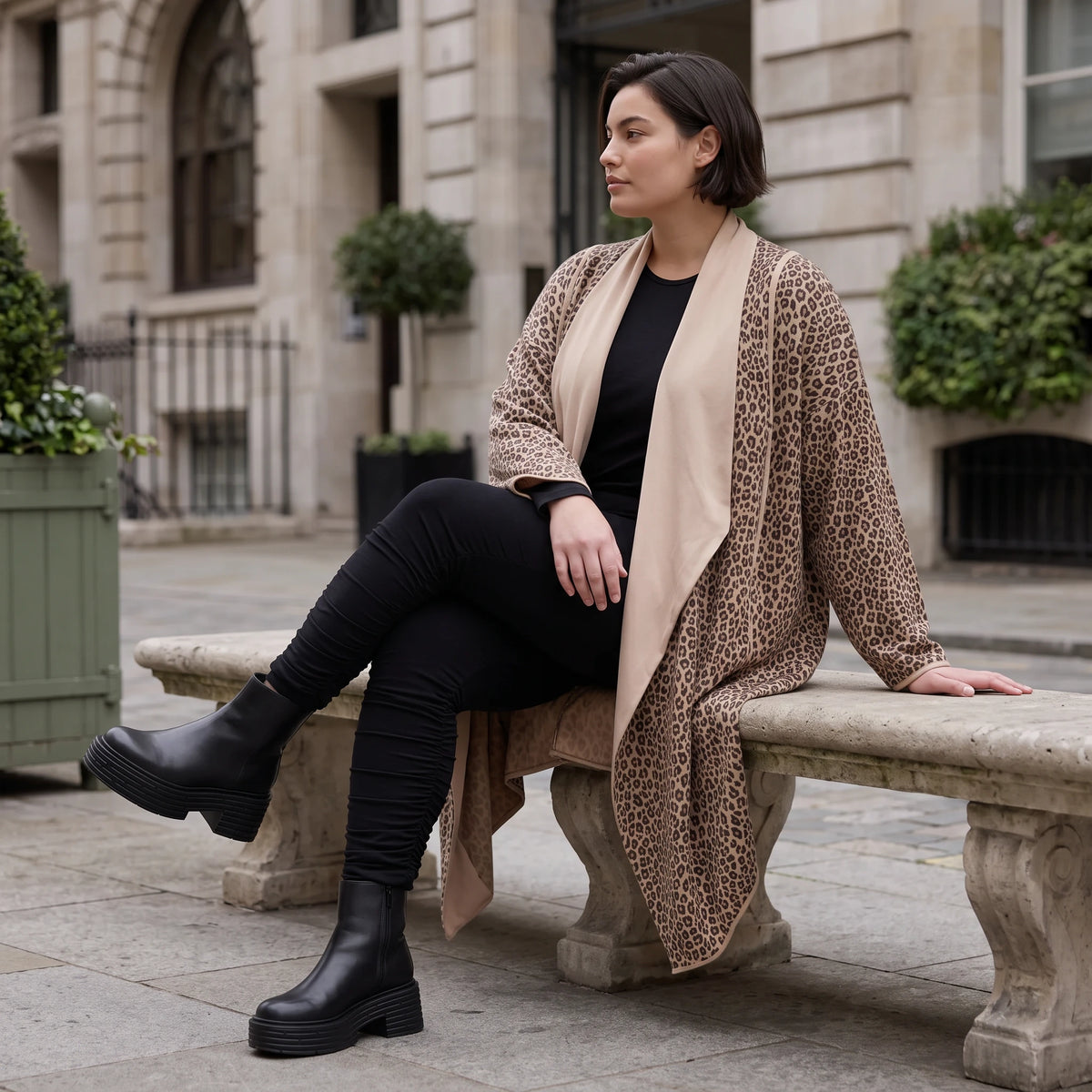 Langer Cardigan in Braun/Beige/Schwarz aus French Terry mit Stehkragen und Faltennaht