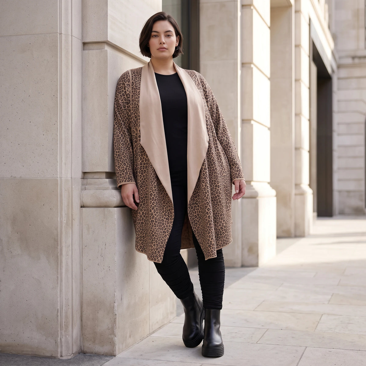 Langer Cardigan in Braun/Beige/Schwarz aus French Terry mit Stehkragen und Faltennaht