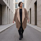 Langer Cardigan in Braun/Beige/Schwarz aus French Terry mit Stehkragen und Faltennaht
