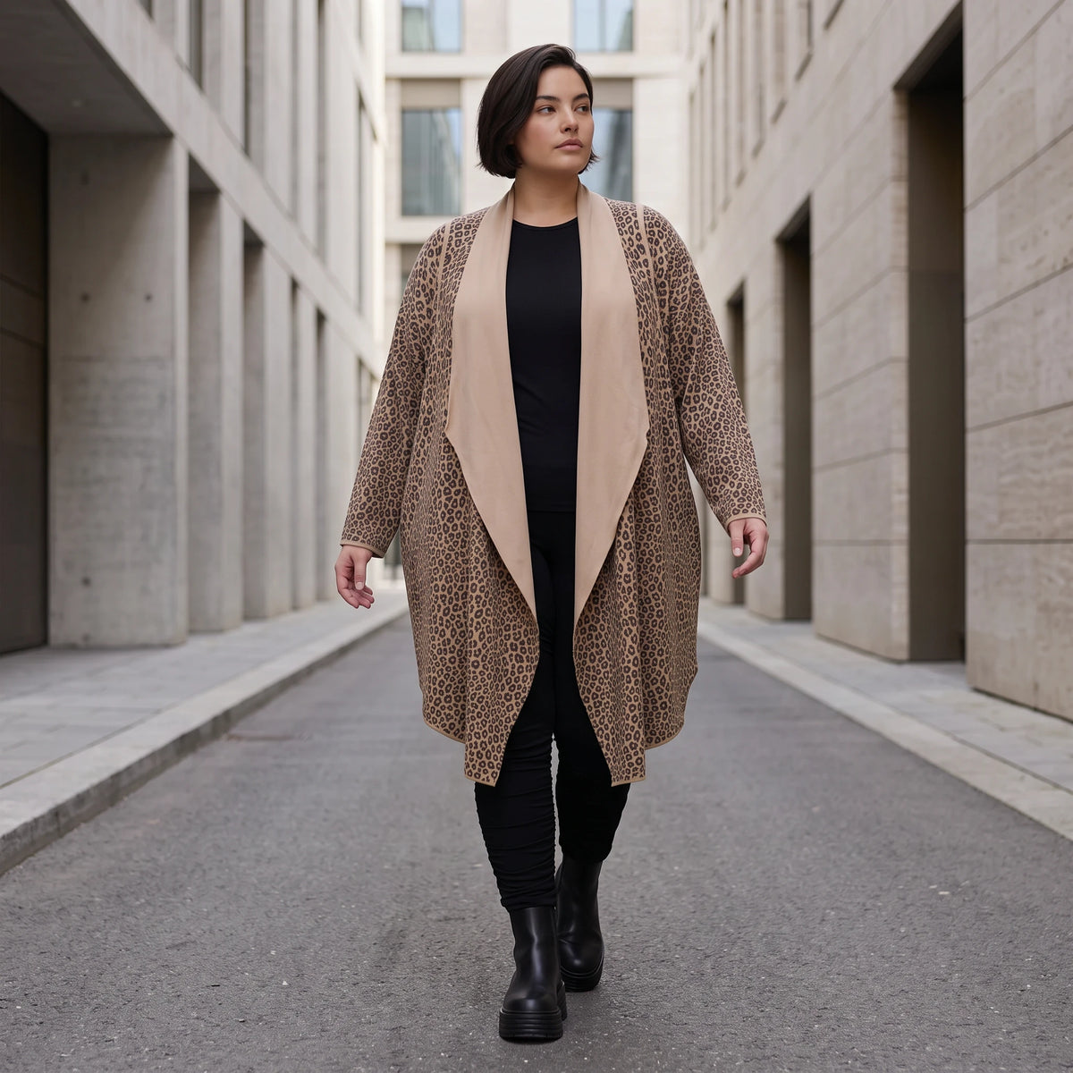 Langer Cardigan in Braun/Beige/Schwarz aus French Terry mit Stehkragen und Faltennaht