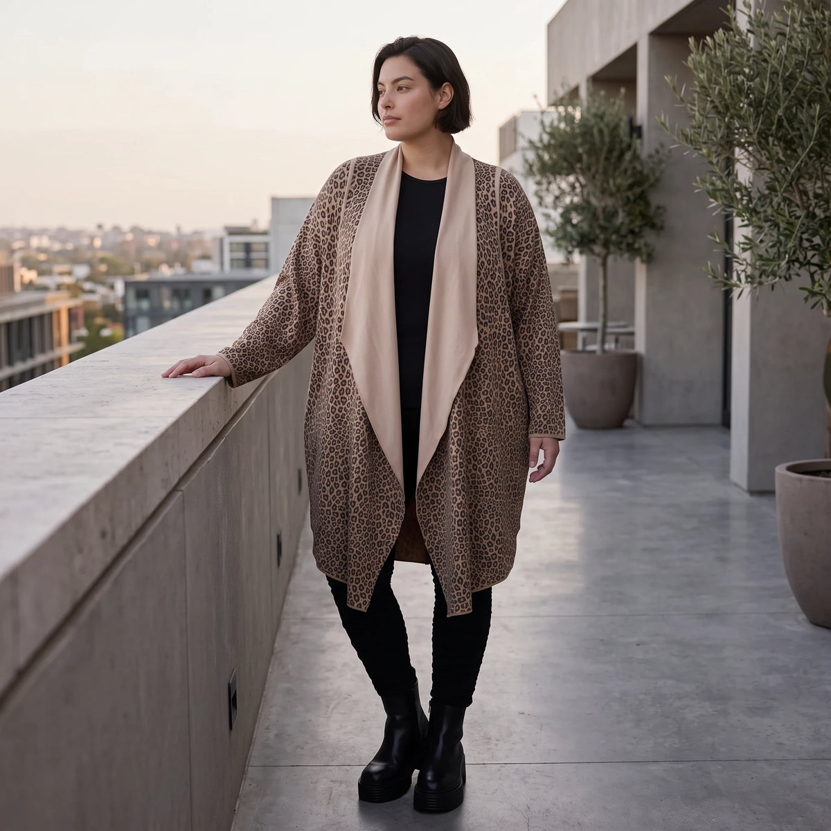 Langer Cardigan in Braun/Beige/Schwarz aus French Terry mit Stehkragen und Faltennaht