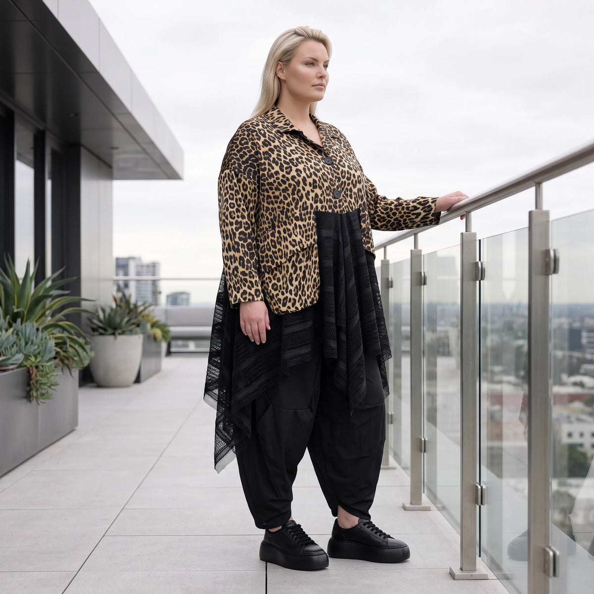 Elegante A-Linie Winterjacke in Beige/Schwarz aus Satinmaterialmix mit Netzdetails