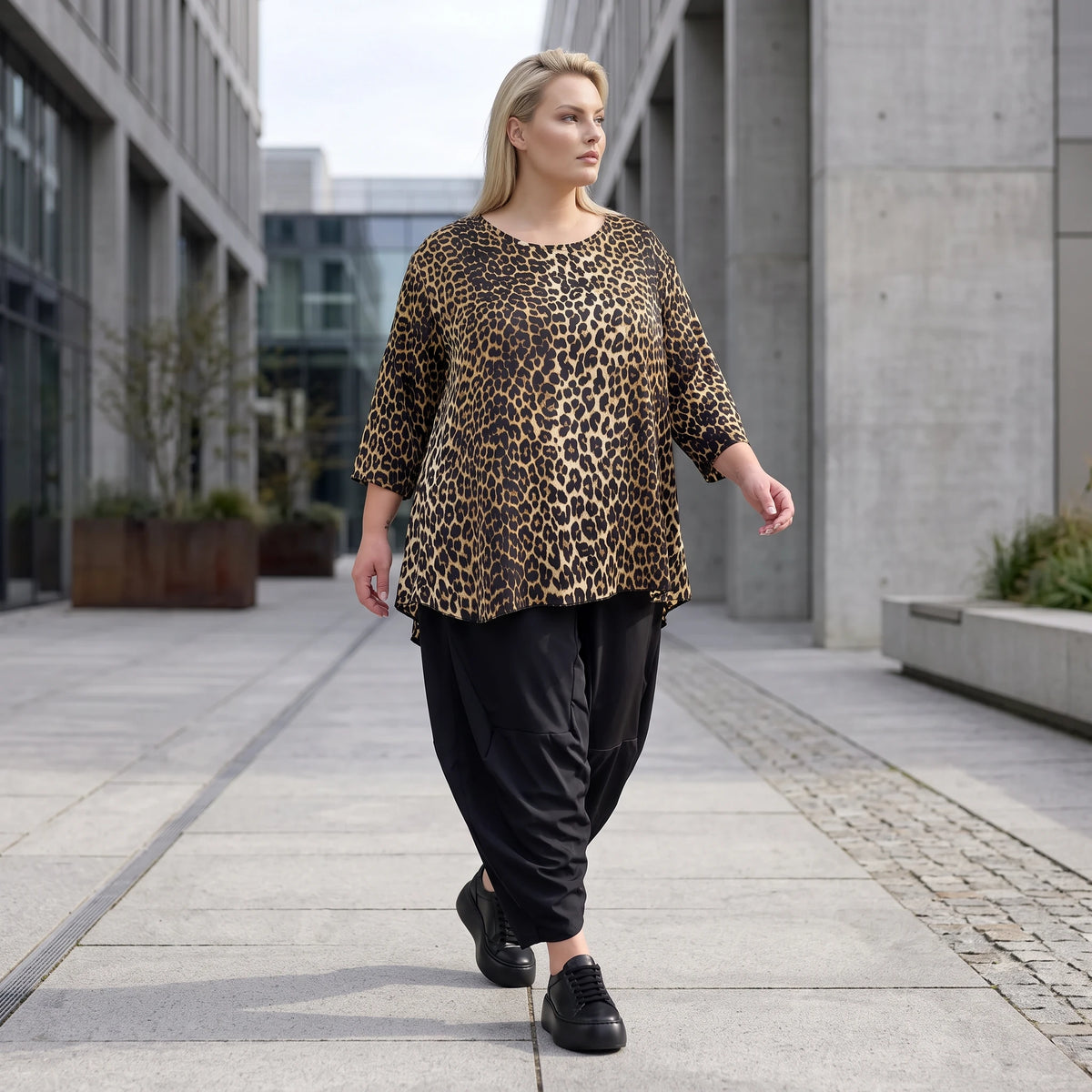 Satinshirt in A-Linie mit Zipfelsaum und 3/4-Arm mit Rundhalsausschnitt weich fließend