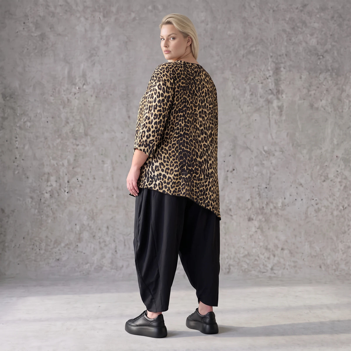 Satinshirt in A-Linie mit Zipfelsaum und 3/4-Arm mit Rundhalsausschnitt weich fließend