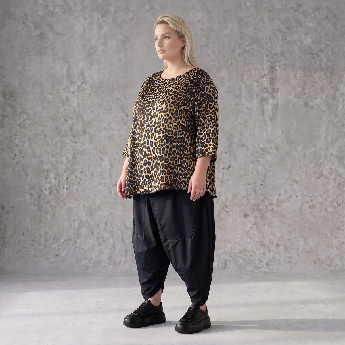 Satinshirt in A-Linie mit Zipfelsaum und 3/4-Arm mit Rundhalsausschnitt weich fließend