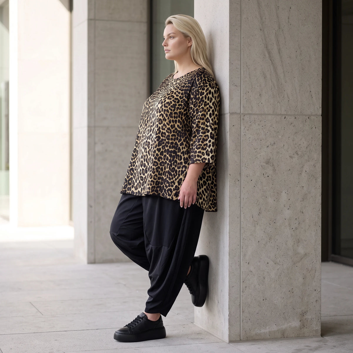 Satinshirt in A-Linie mit Zipfelsaum und 3/4-Arm mit Rundhalsausschnitt weich fließend