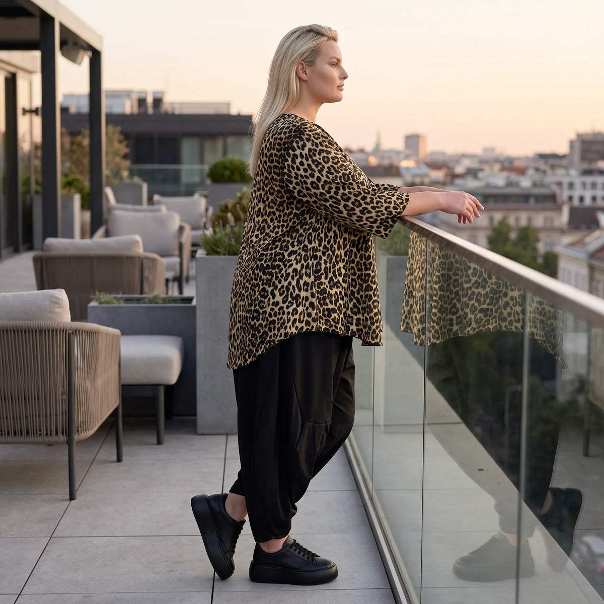 Satinshirt in A-Linie mit Zipfelsaum und 3/4-Arm mit Rundhalsausschnitt weich fließend