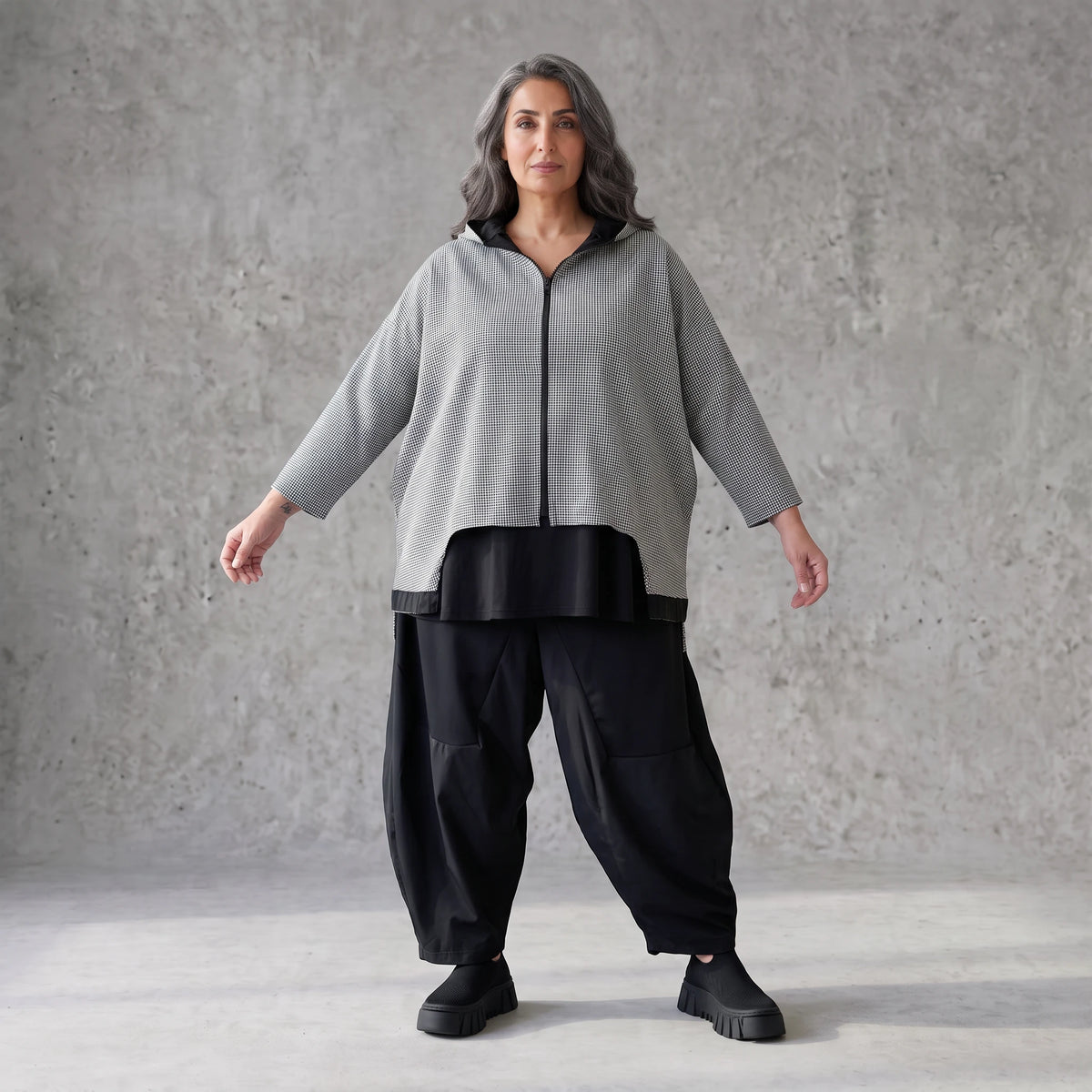 Vokuhila Jacke aus Bengaline und Memorytaft mit 3/4-Arm Kapuze und Seitennahttaschen