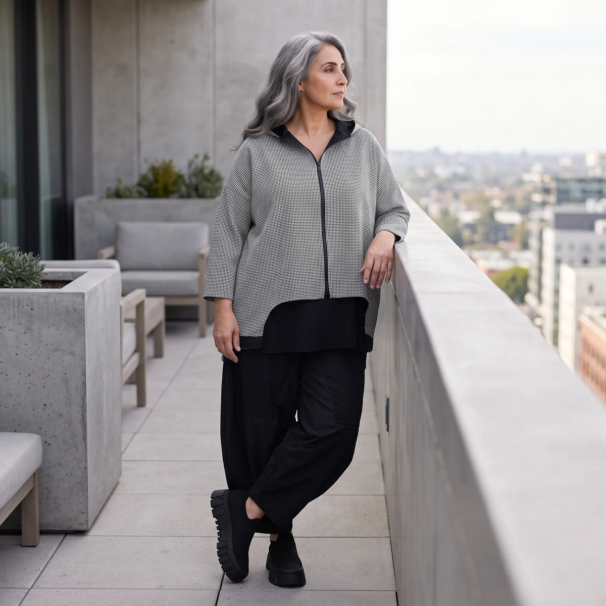 Vokuhila Jacke aus Bengaline und Memorytaft mit 3/4-Arm Kapuze und Seitennahttaschen