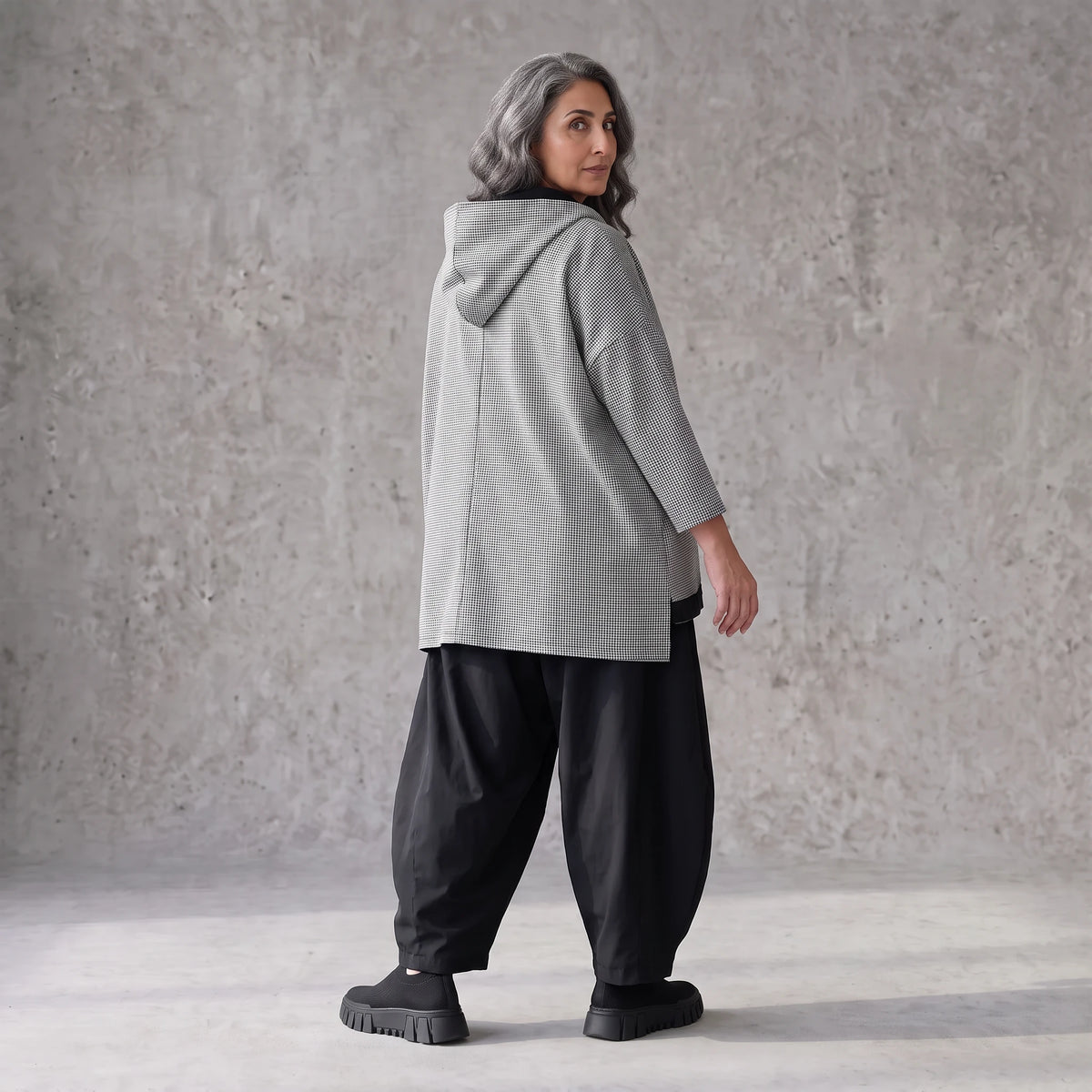 Vokuhila Jacke aus Bengaline und Memorytaft mit 3/4-Arm Kapuze und Seitennahttaschen