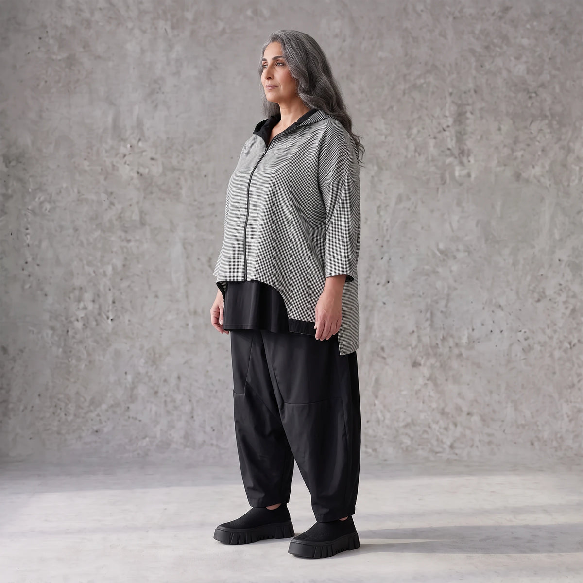 Vokuhila Jacke aus Bengaline und Memorytaft mit 3/4-Arm Kapuze und Seitennahttaschen