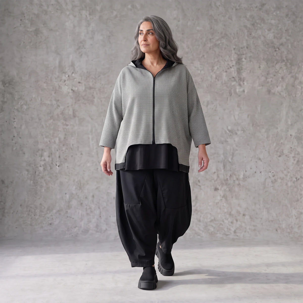 Vokuhila Jacke aus Bengaline und Memorytaft mit 3/4-Arm Kapuze und Seitennahttaschen